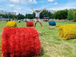 Радуга на газоне. Барнаульский зоопарк украсили цветными тюками сена