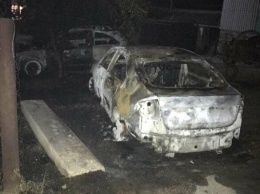 Два автомобиля сгорели ночью в Симферопольском районе, - ФОТО