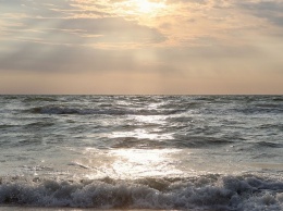 В Азовском море 10-летнюю девочку унесло в море на матрасе. Ее нашли спасатели