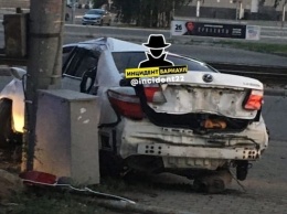 В Барнауле Lexus въехал в столб и дорожные знаки