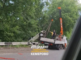 Легковушка перелетела отбойник в Кемерове