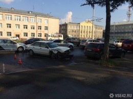 Машина загородила полосу из-за ДТП на кемеровском проспекте