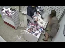 Работница новокузнецкого интим-магазина дала отпор грабителю с помощью секс-игрушки