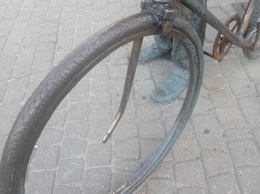 В Калуге у Циолковского вандалы вновь обокрали велосипед