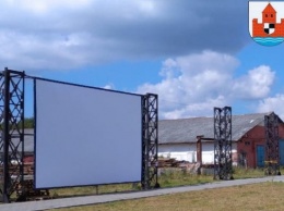 На набережной в Советске смонтировали уличный кинотеатр (фото)