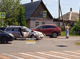 Столкнувшиеся машины перегородили проезд на перекрестке в Кемерове