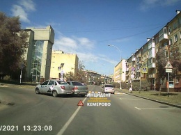 Машины "сцепились" при попытке поворота на дороге в Кемерове