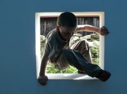 В Барнауле 8-летний ребенок выпал из окна многоэтажки
