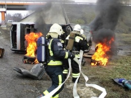 На трассе под Белгородом спасли людей из охваченной пламенем машины