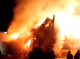 Кемеровчане сняли на видео ночной пожар в двухэтажном здании