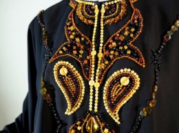 Янтарный комбинат выставляет на аукцион расшитые янтарем мусульманские платья (фото)