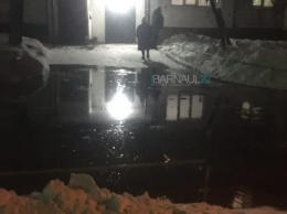 Речка потекла по улице в Барнауле из-за коммунальной аварии