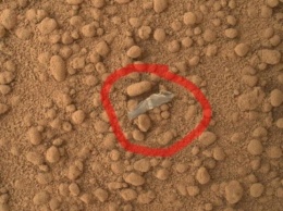 Фото загадочного осколка на поверхности Марса опубликовало NASA