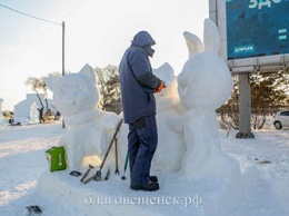 В снежном городке Благовещенска появились первые фигуры