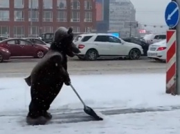 Сибиряки удивились чистящему снег "медведю" средь бела дня