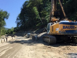 В рамках национального проекта в Лазаревском районе Сочи ремонтируют региональную дорогу