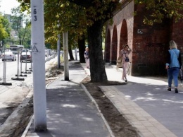 Горвласти объяснили, как будут убирать столбы с велодорожки на Черняховского (фото)