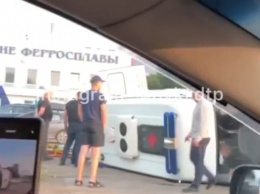 Два человека пострадали в перевернувшейся в Новокузнецке машине скорой помощи