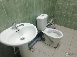 Туалет "без удобств" в кемеровской поликлинике возмутил горожанку