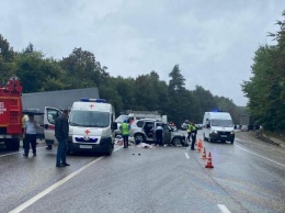 Водитель легковушки и 11-летний пассажир погибли в жестком ДТП с большегрузом в Краснодарском крае