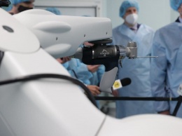 Киберкадры решают: в алтайском медицинском центре показали робота-хирурга