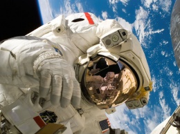 Глава Роскосмоса отказался обвинять астронавта NASA после появления дыры в "Союзе"