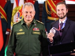 Сергей Шойгу наградил алтайского стрелка Сергея Каменского медалью