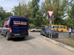 Land Rover снес дорожный знак после "встречи" с микроавтобусом "Почты России"