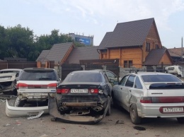 Mazda протаранила ограждение и собрала шесть припаркованных машин в Барнауле