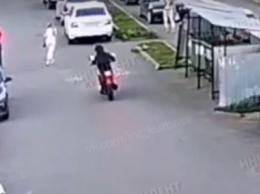 Мотоциклист сбил женщину во дворе дома в Кемерове
