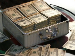 Полиция в Биробиджане нашла у жилого дома кейс с 15 млн рублей