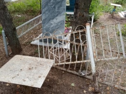 На балаковском кладбище украли ограды могил. Комментарий ГУ МВД