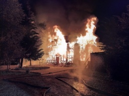 Несколько человек погибли в горящем гостевом доме под Псковом