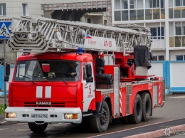 Почти 10 человек тушили горящую баню в Кемерове