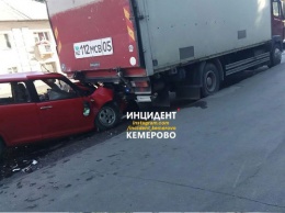 ДТП с тремя машинами произошло утром в столице Кузбасса