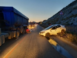 После ДТП с тонаром на Президентской дороге в Крыму легковушка осталась без колес