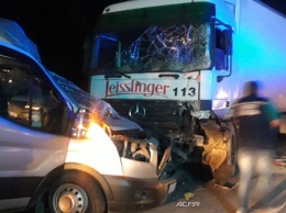 Семь человек пострадали при столкновении новокузнецкого микроавтобуса с грузовиком