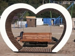На пляже в Янтарном установили большие качели в виде сердца (фото)