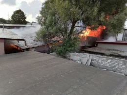 В Калининграде на улице Рыбникова горит бокс автосервиса, на место выехали пожарные (фото) (видео)