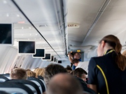 На борту самолета Москва - Геленджик не нашли взрывных устройств