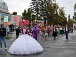 Барнаульский театр кукол устроил карнавальный парад в честь переезда в «сказочный» дом