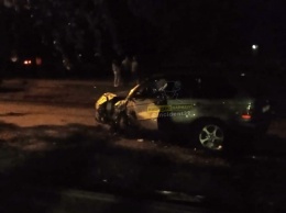 Барнаульские полицейские ищут разбившего BMW на трамвайных путях «ночного гонщика»