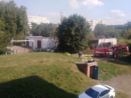 Склад загорелся у школы в Кемерове