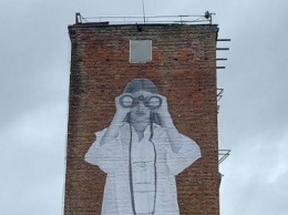 На набережной Советска появился 19-метровый постер девушки с биноклем (фото)
