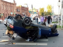 «ВАЗ» сделал сальто после столкновения с иномаркой в старом центре Барнаула