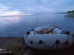 В заливе полицейский спас рыбака, который упал с лодки и не смог залезть обратно (видео)