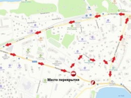 Из-за провала на Калининградском проспекте в Светлогорске транспорт пустили в объезд (схема)