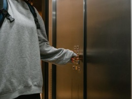 Лифт в доме в Подмосковье сорвался с женщиной и младенцем внутри