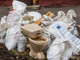 Кузбассовцы оказались в смертельной опасности в многоквартирном доме из-за горы мусора