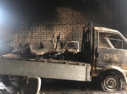 В Ленинском районе сгорел гараж с грузовой "Маздой"